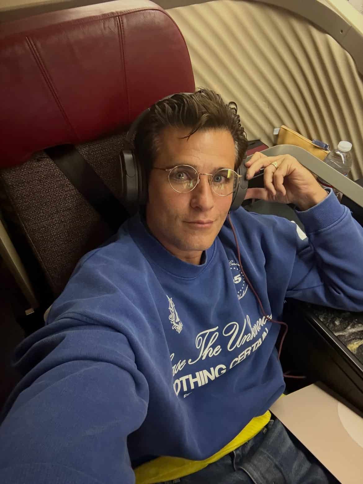 “Acordo com o telefone bombando hoje, todo mundo me marcando numa publicação do McDonald’s… Eu falei: ‘Meu Deus, eu nem no McDonald’s fui ontem!’ O pessoal tá falando que o Gagliasso é detonado após reclamar que lanchonete fechou minutos mais tarde… Eu nem tava no McDonald’s, aí fui ver lá que era o meu irmão”, iniciou Thiago Gagliasso. (Foto: Instagram)