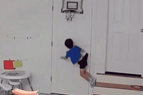 Menino fica preso à maçaneta durante brincadeira de basquete dentro de casa