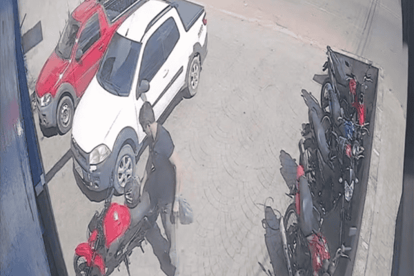 Homem esquece que foi de carro e vai embora na moto de desconhecido
