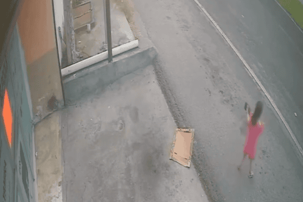 Menina invade rodovia movimentada, e motoristas evitam acidente por pouco