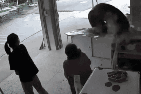 Pneu se solta de caminhão e quase atinge mulheres em loja
