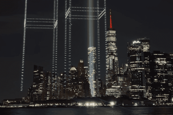 Drones formam silhueta das Torres Gêmeas em homenagem às vítimas do 11 de Setembro