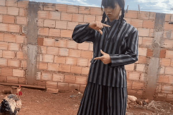 Galo ataca jovem fantasiada de ‘Wandinha’ durante gravação e vídeo viraliza nas redes sociais