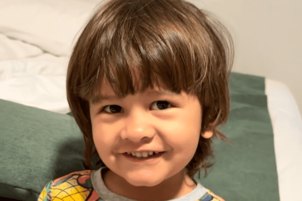 Menino vira intérprete do irmão mais novo e diverte a internet