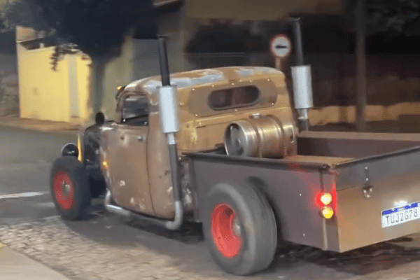 Mecânico transforma sucata em carro que parece ter saído de filme