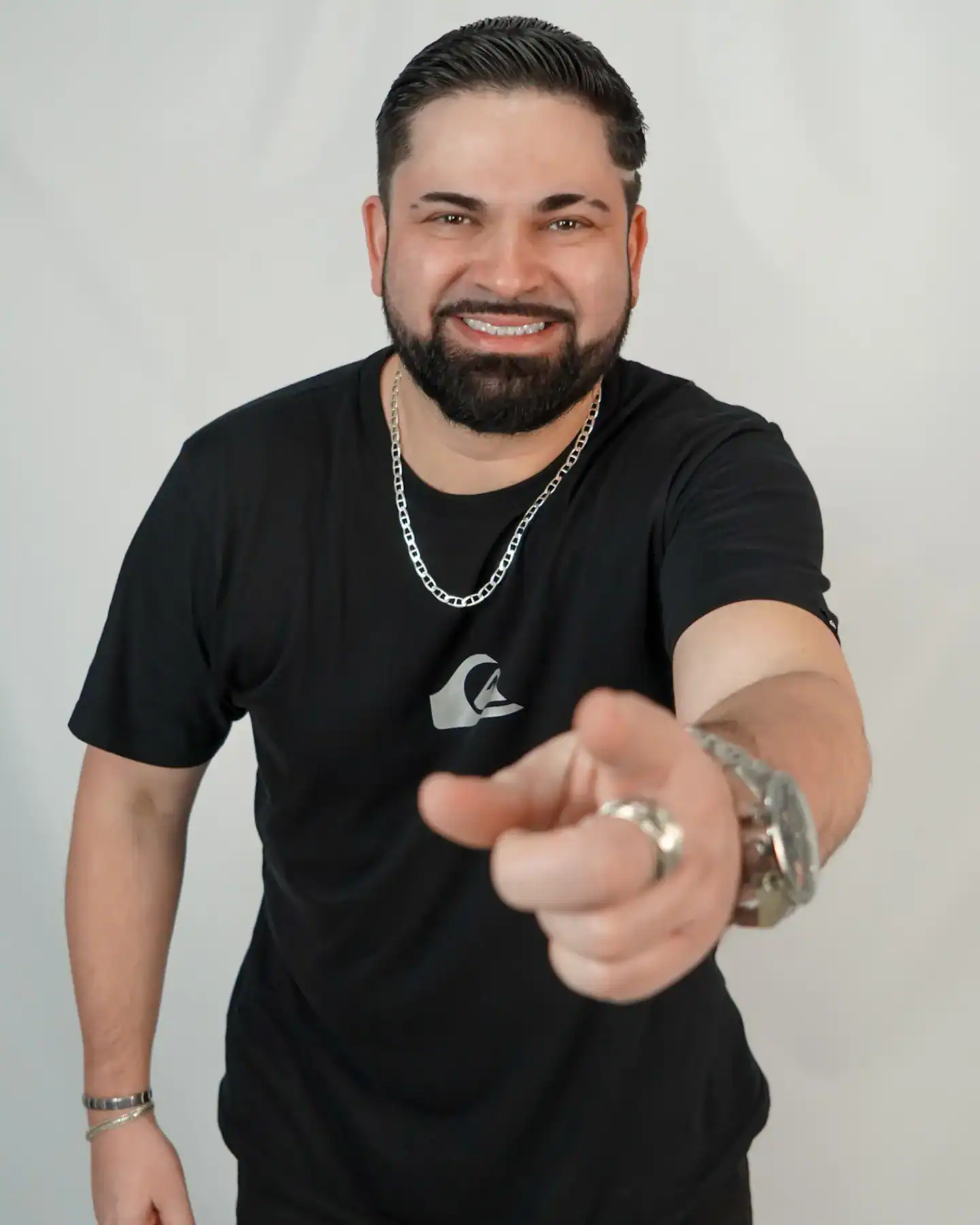 Segundo informações confirmadas pela Polícia Civil, o instrumentista estava a caminho de um show quando o carro em que viajava foi atingido. Branco, como era carinhosamente conhecido, era integrante do grupo de pagode D'Kara Nova desde 2017 e tocava pandeiro. (Foto: Instagram)