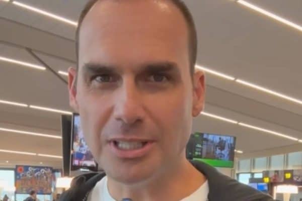 Eduardo Bolsonaro diz ter mapeado diplomatas e promete agir caso Flávio seja eleito