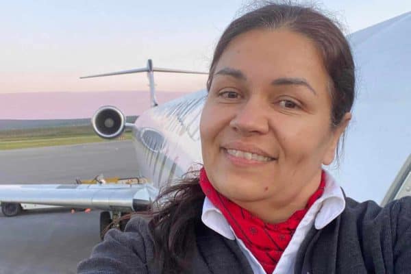 Comissária é arremessada a mais de 100 metros durante acidente aéreo e sobrevive presa ao próprio assento