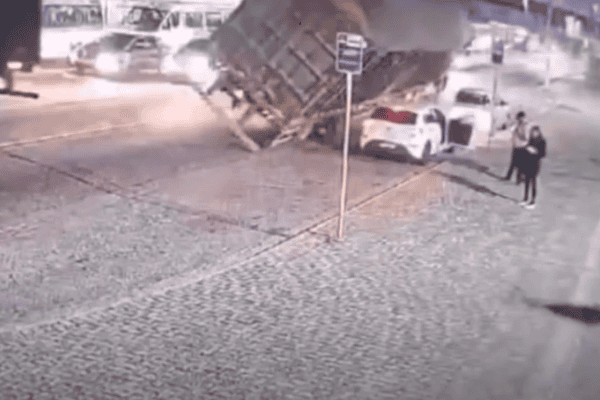 Câmera registra momento em que caminhão tomba sobre dois carros em Suzano