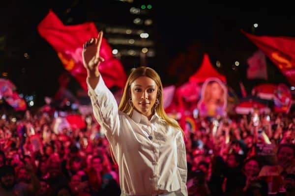 Erika Hilton aciona TSE contra canal de Nikolas Ferreira em apoio a Flávio Bolsonaro