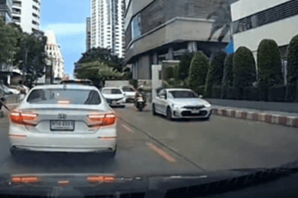 Varal despenca de prédio, atinge motociclista e provoca acidente na Tailândia