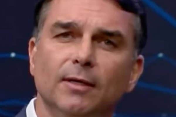 TSE impõe derrota a Flávio Bolsonaro em pedido contra mensagens do governo no WhatsApp