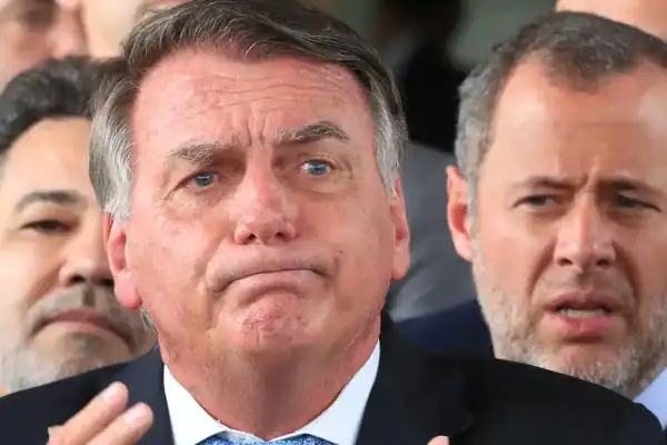 Bolsonaro tenta suspender pena de 27 anos com nova revisão criminal