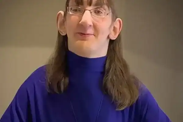 Você consegue imaginar? Conheça a mulher mais alta do mundo e descubra quanto ela mede