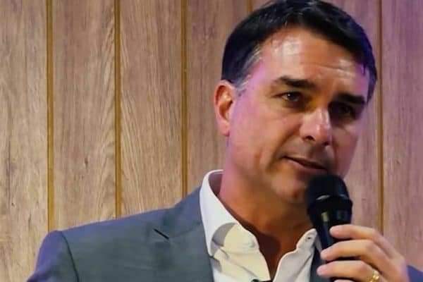 Flávio Bolsonaro revela o que pretende fazer com o Farmácia Popular se vencer a eleição